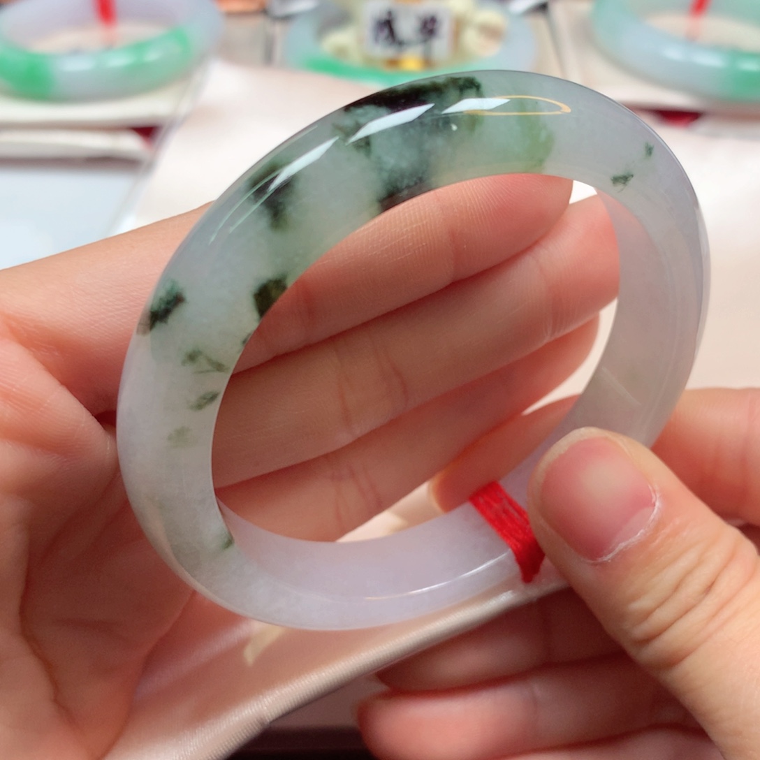 翡翠未镶嵌手镯（圆镯）冰底种老细腻飘绿花5556