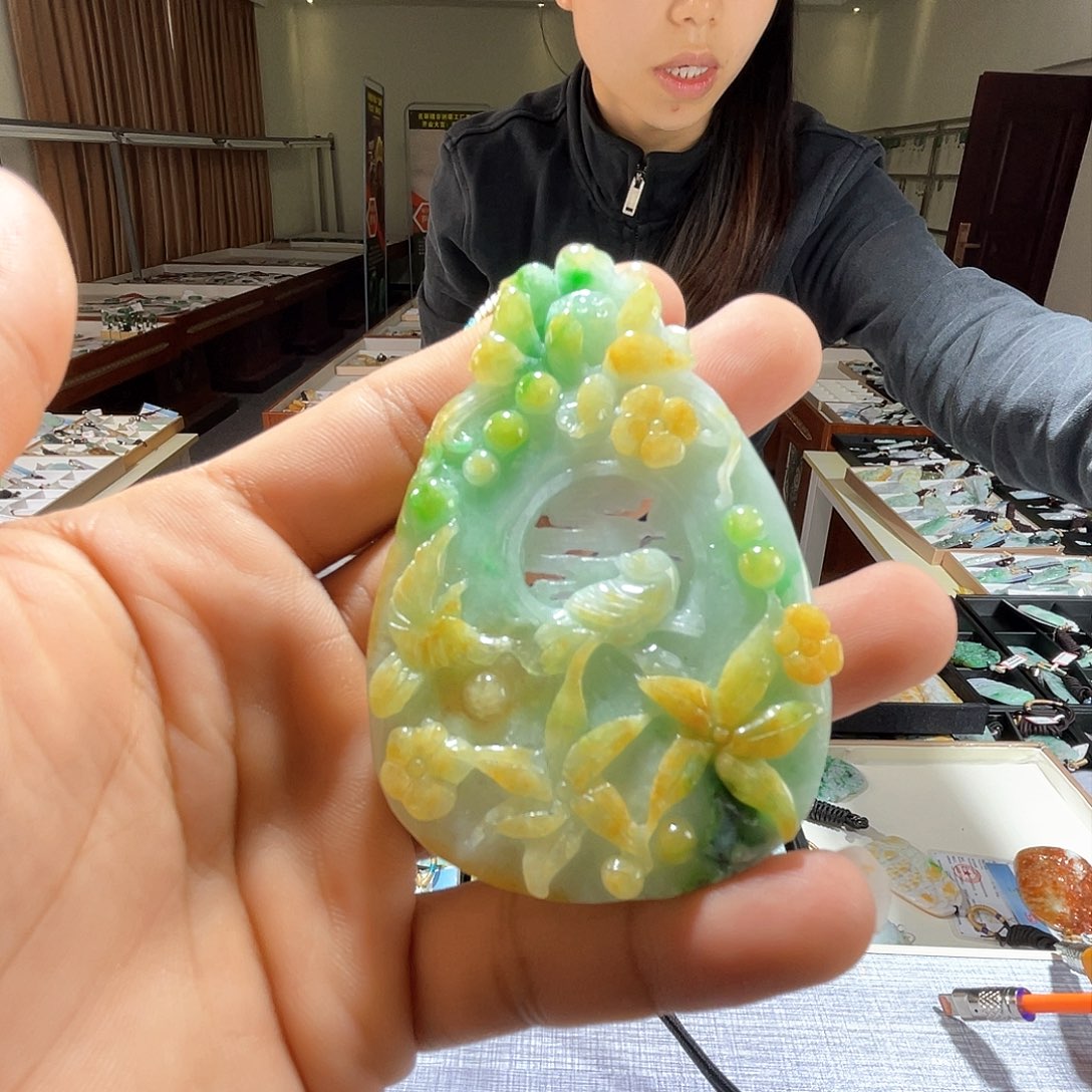 翡翠未镶嵌颈饰一