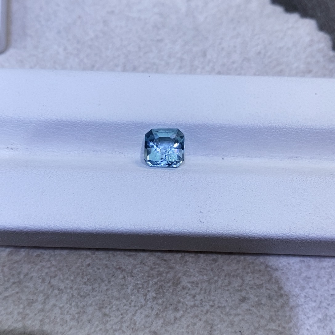 海蓝宝石裸石未镶嵌摆**鱼天然海蓝宝1.38克拉