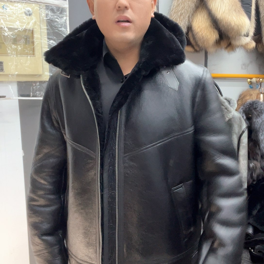 黑色帽款皮毛一体