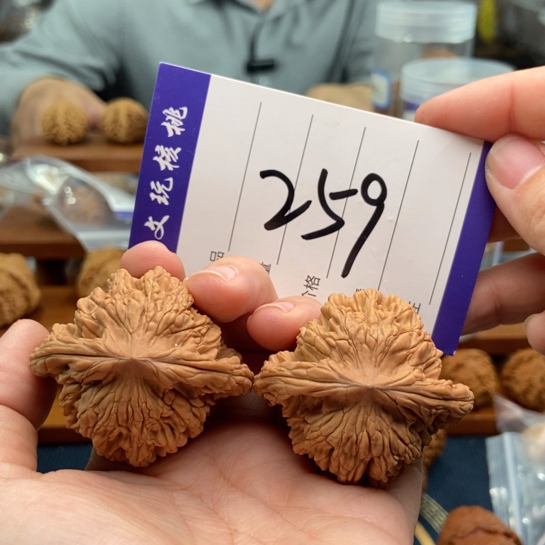 文玩核桃吊坠47虎头