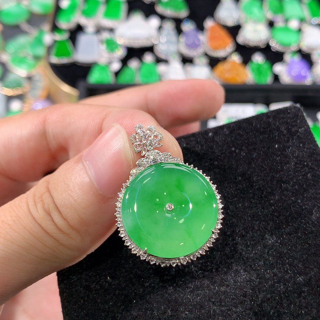 翡翠18K金镶嵌颈饰