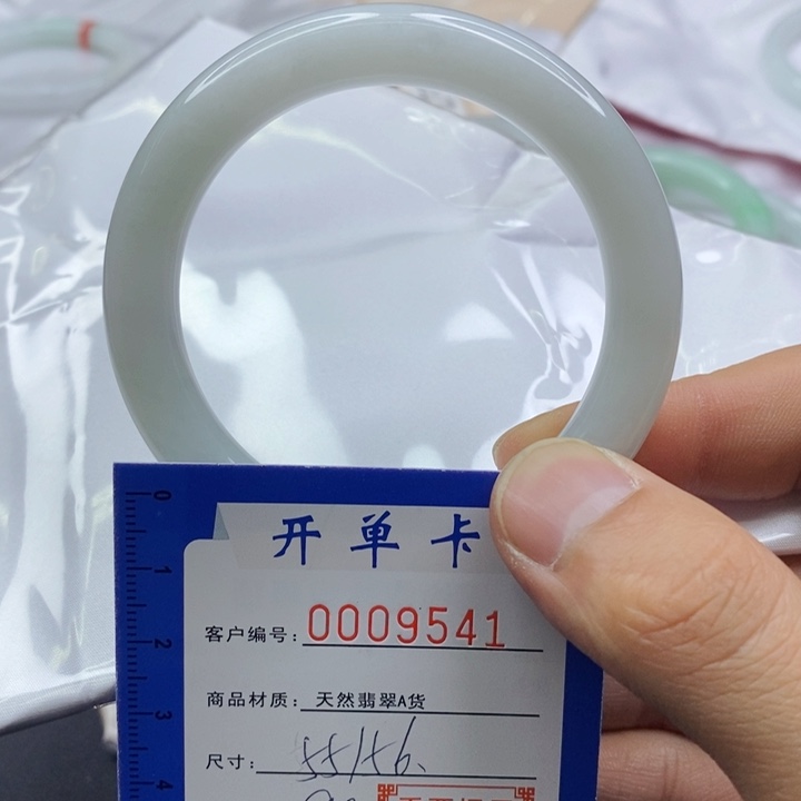 翡翠手镯未镶嵌翡翠