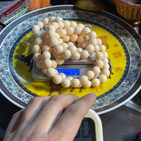 瓷片汉*方寻呼台的一个小女孩在