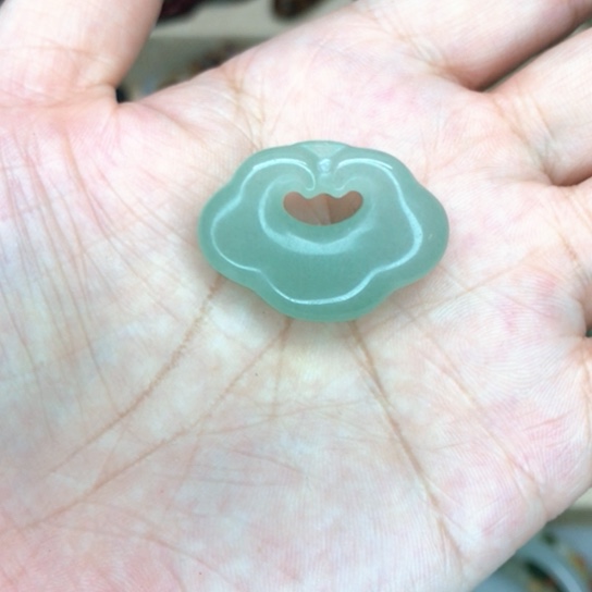 透闪石质玉颈饰未镶嵌