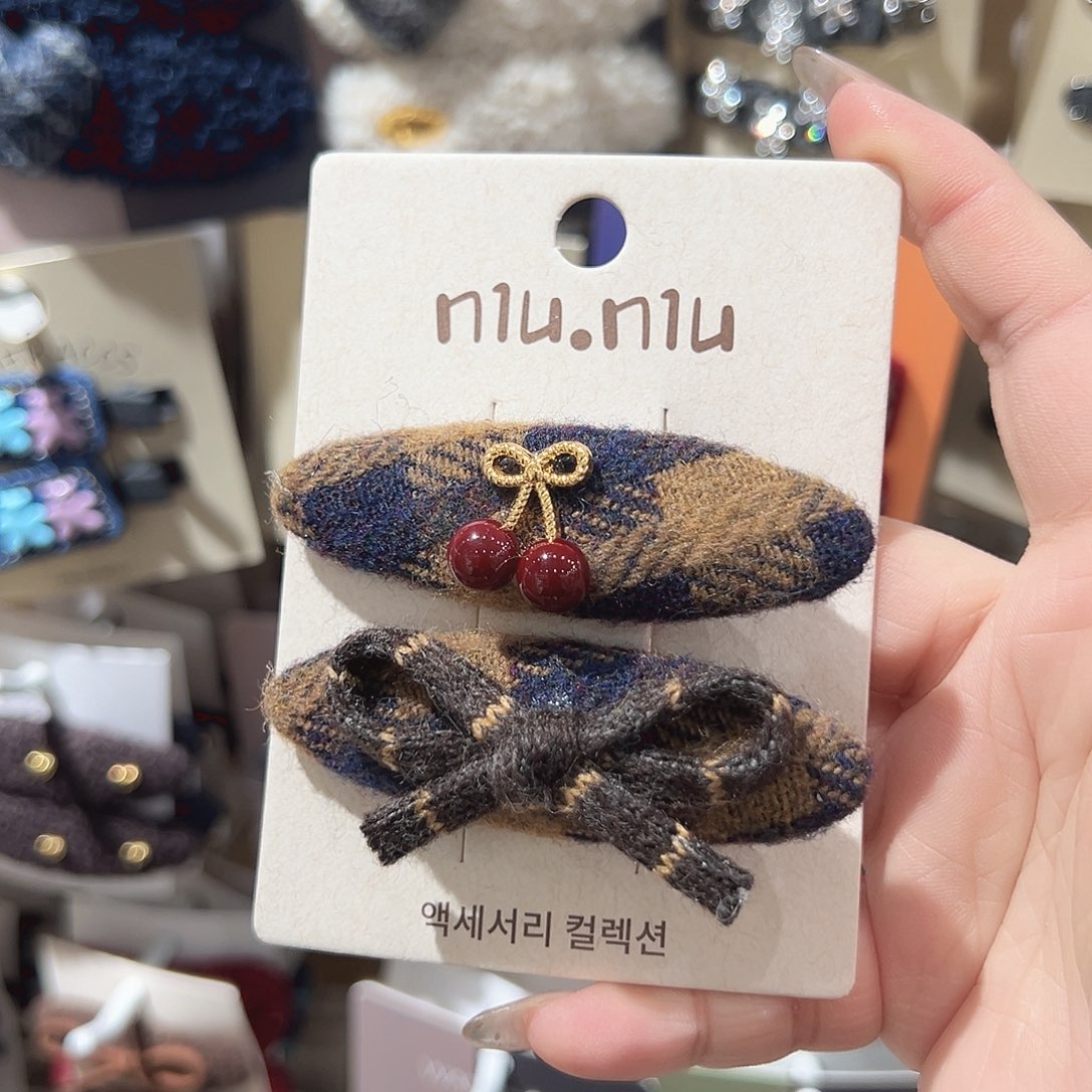 非金属樱桃格纹鸭夹一对