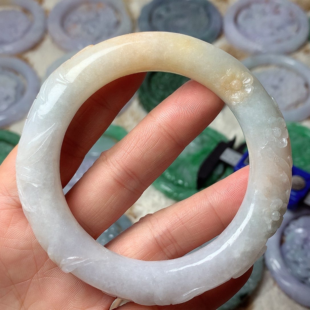 翡翠手镯未镶嵌复古风格