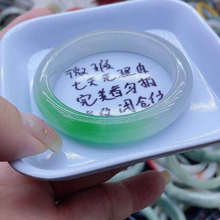 翡翠未镶嵌手镯大纹
