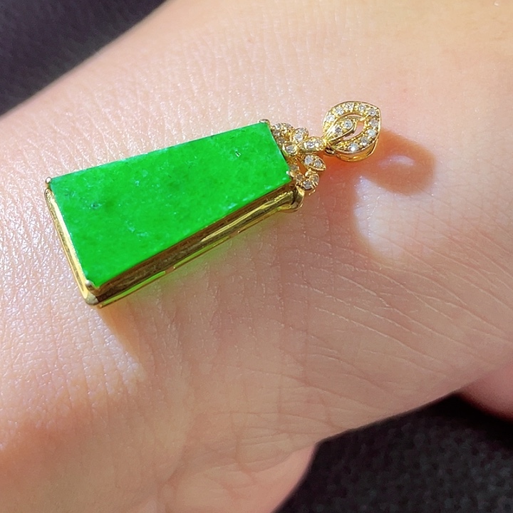 翡翠18K金镶嵌颈饰翡翠