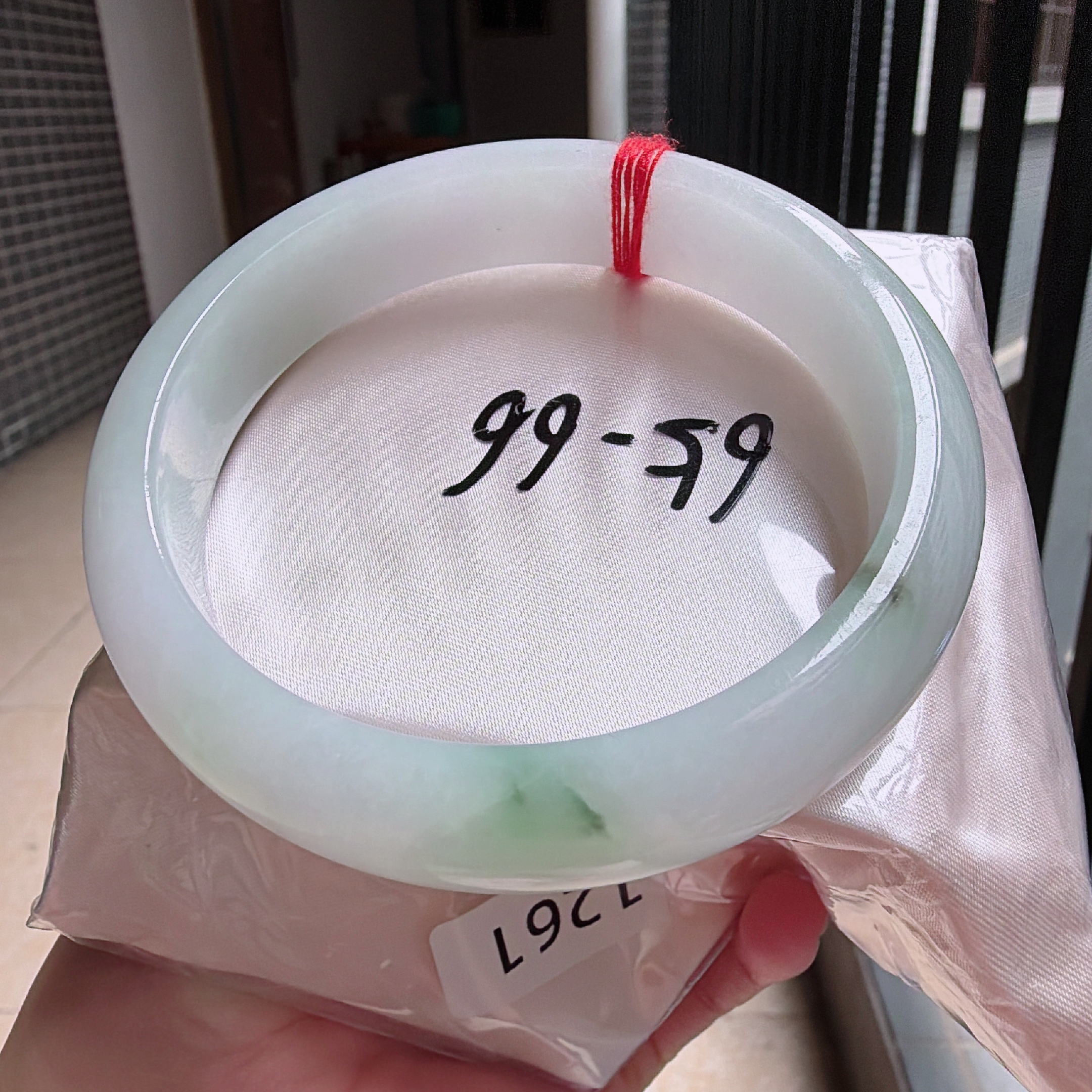 1261号 缅甸天然翡翠A货65/66大圈口飘花手镯 自然光