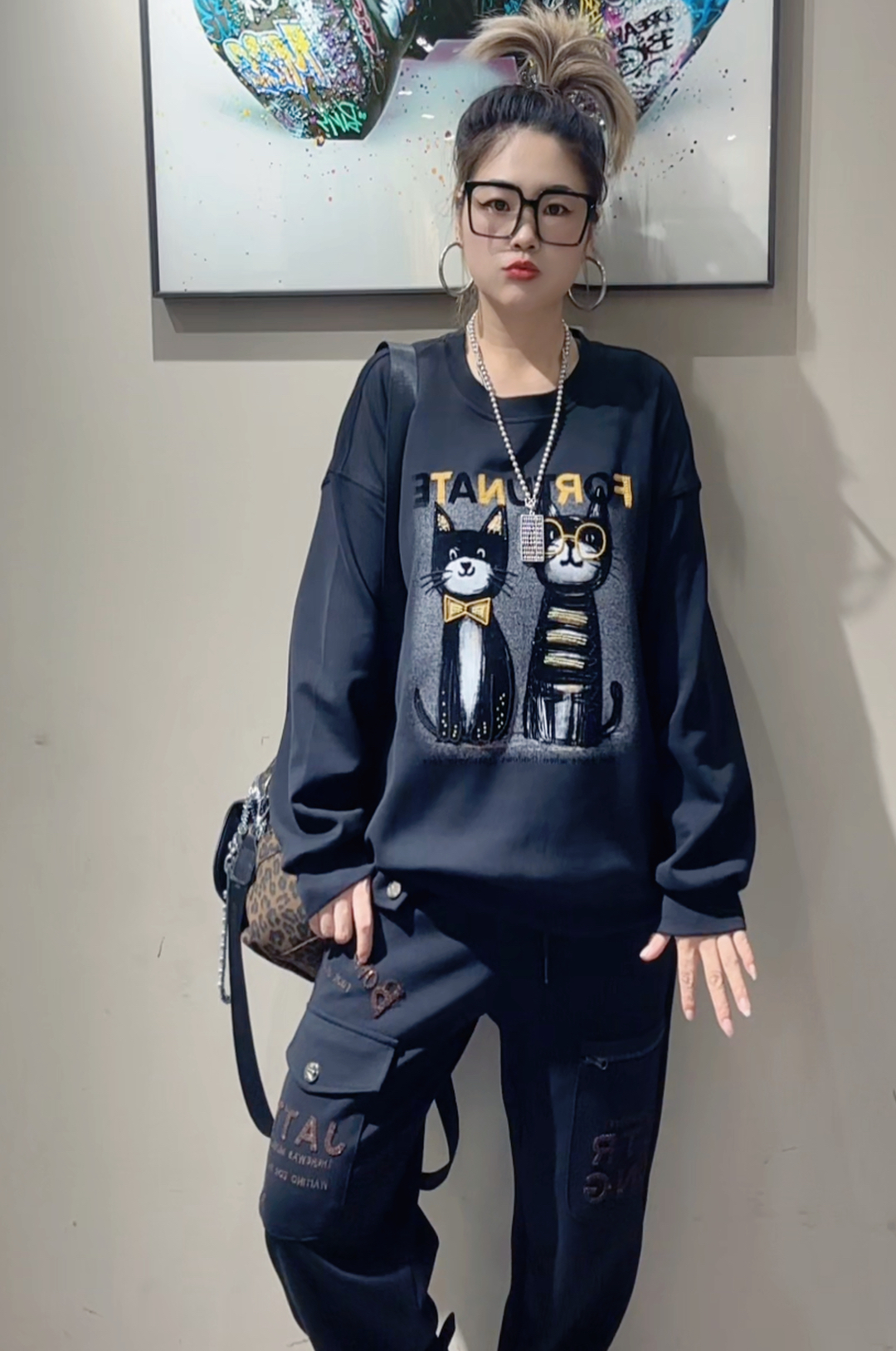 潮牌女装秋款新品圆领黑色卫衣刺绣减龄大码卫衣