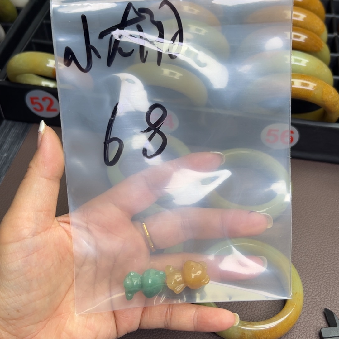 石英质玉手镯未镶嵌小***?