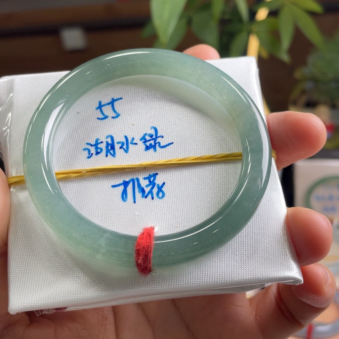 翡翠手镯未镶嵌翡翠