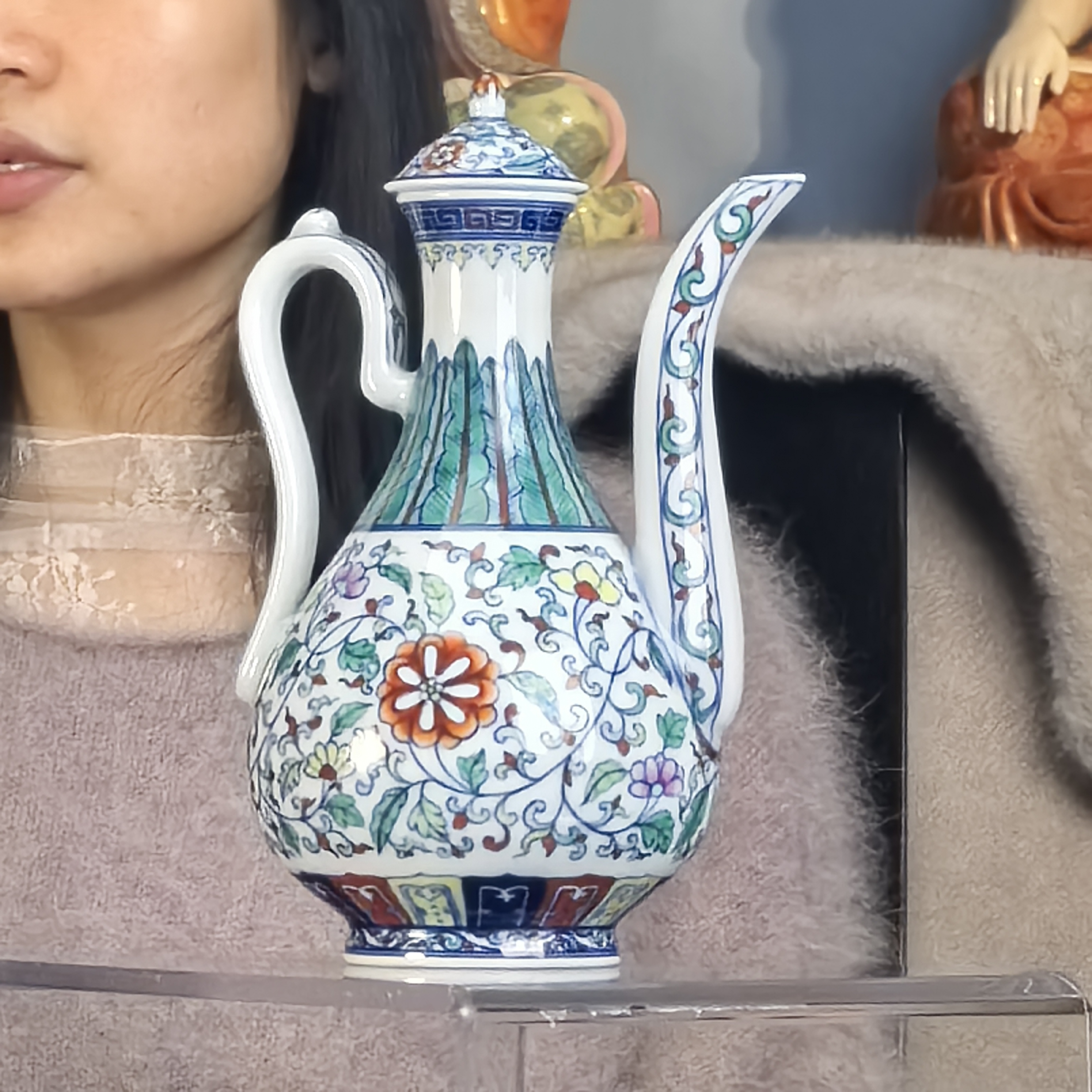 清 斗彩缠枝花卉执壶