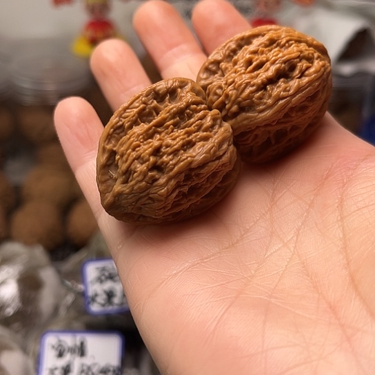 密纹小众红皮核桃核桃