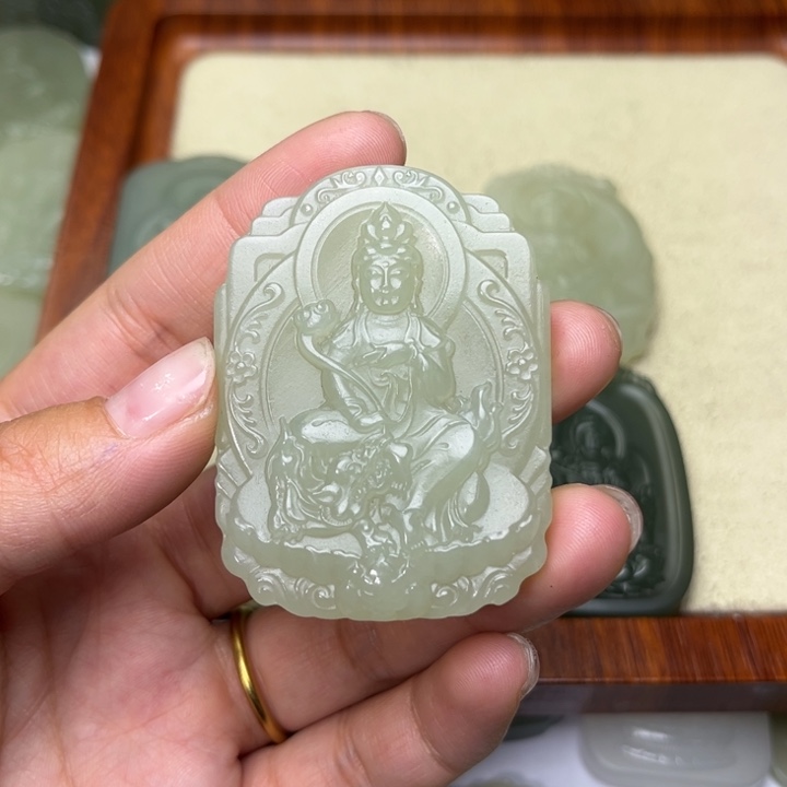 和田玉未镶嵌颈饰公**乖