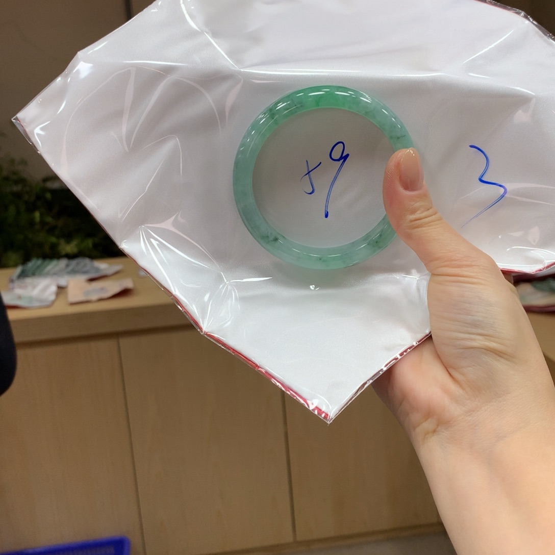 翡翠手镯未镶嵌不退不换