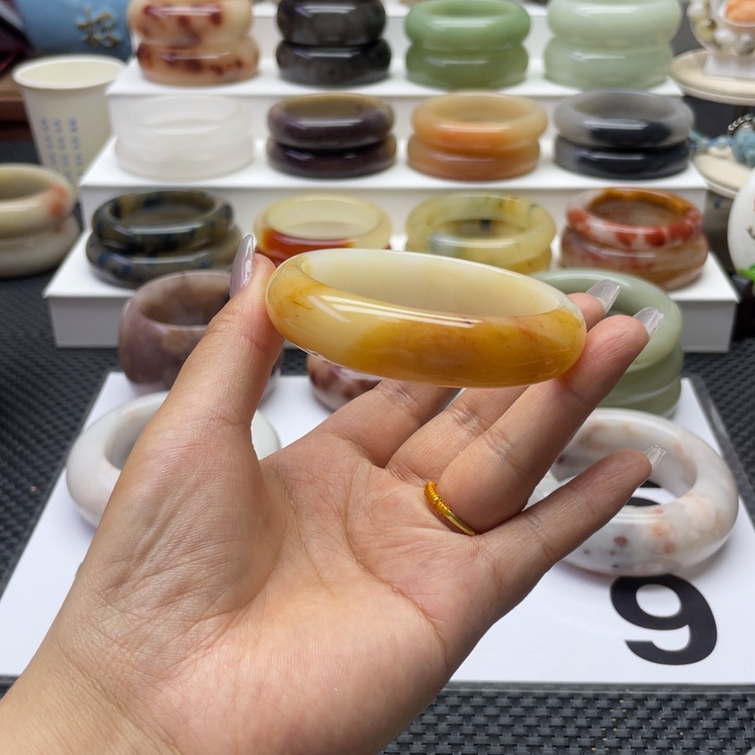 石英质玉手镯未镶嵌九**?