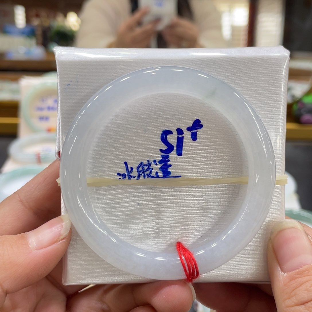 翡翠手镯未镶嵌翡翠