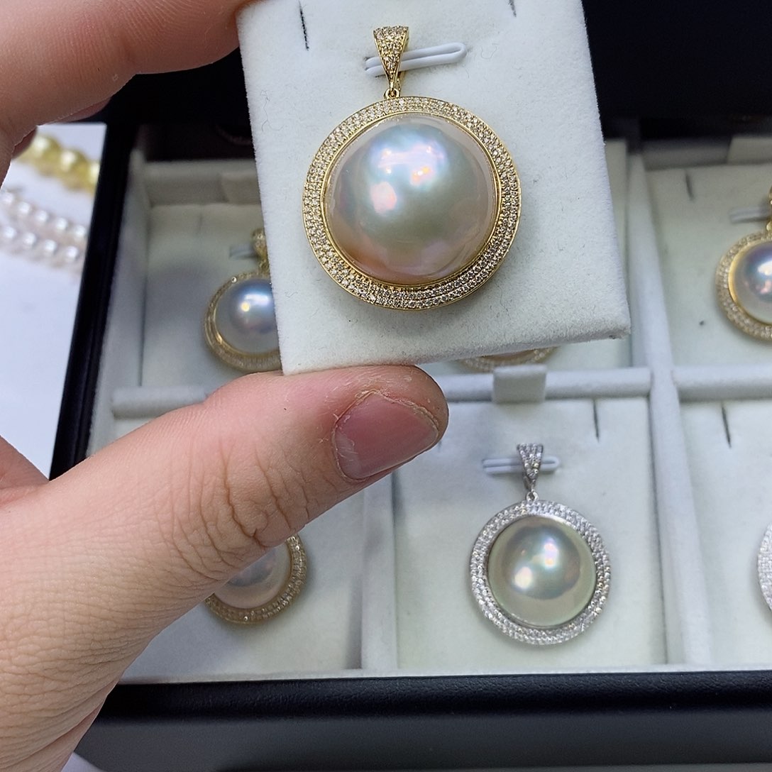 拼合珍珠（马贝珠）颈饰18K金镶嵌