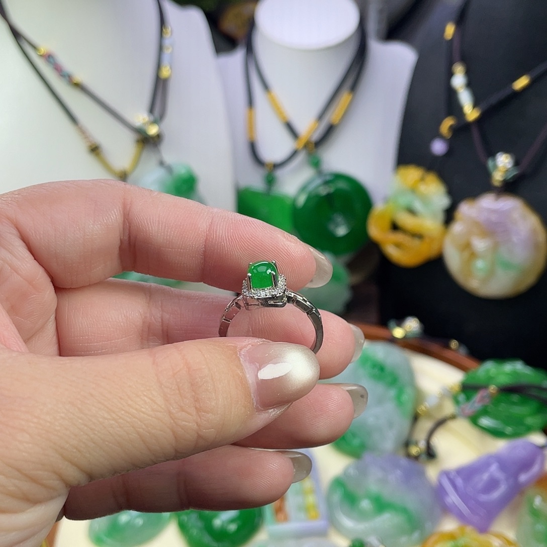 翡翠未镶嵌吊坠(赠链)