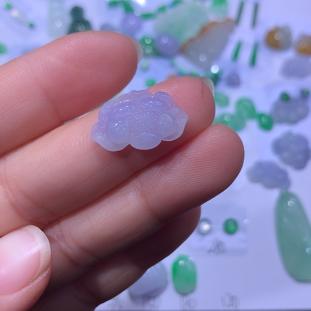 翡翠未镶嵌颈饰莲花