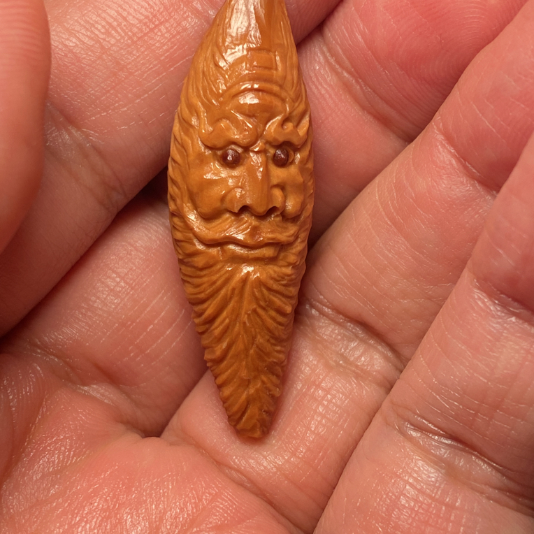 福利苏工核雕，纯手工雕刻，柳叶留刀痕钟馗，个性十足，等待有缘人