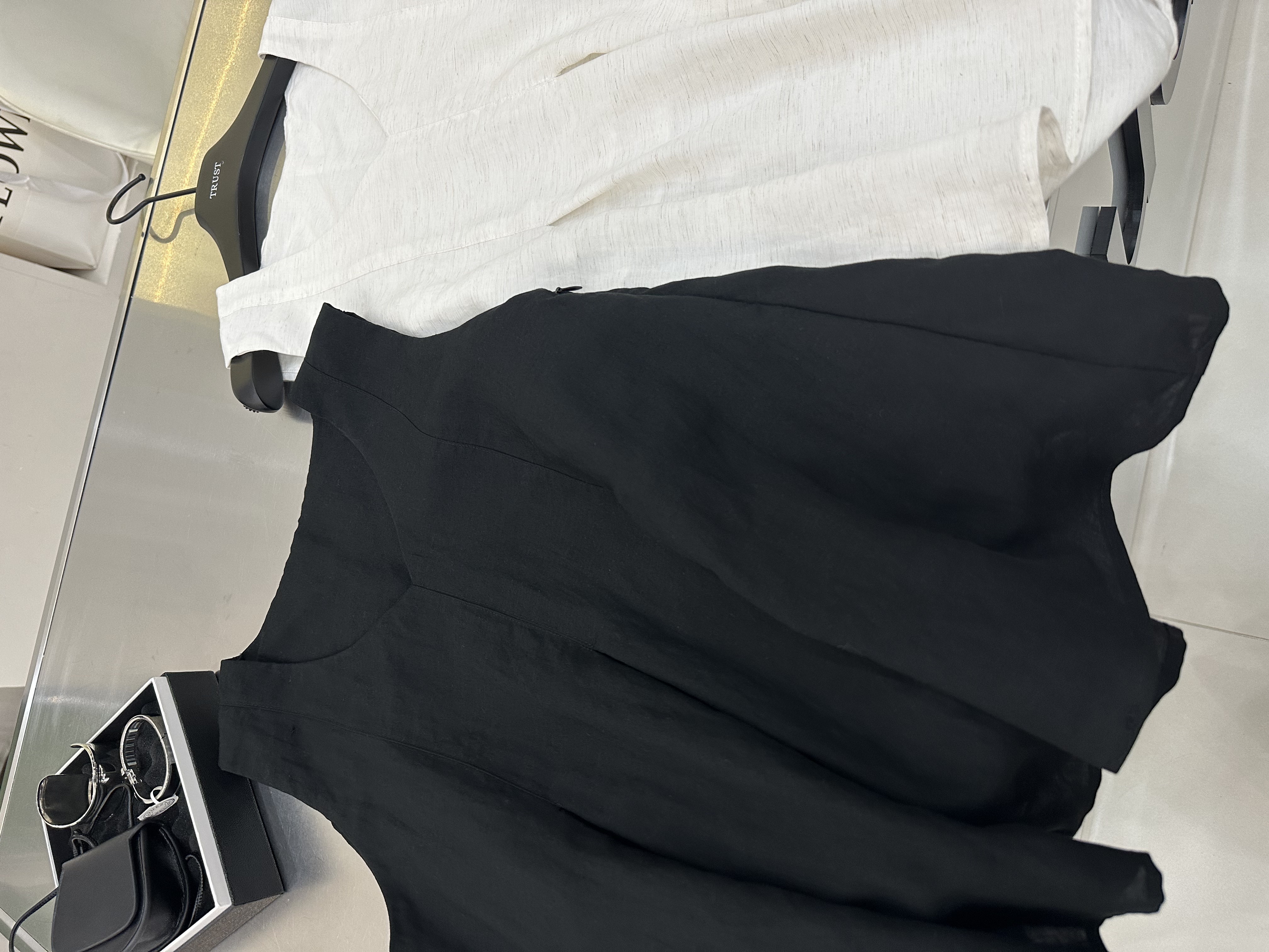 《唐布拉》莱赛尔夏季简约气质无袖上衣背心女