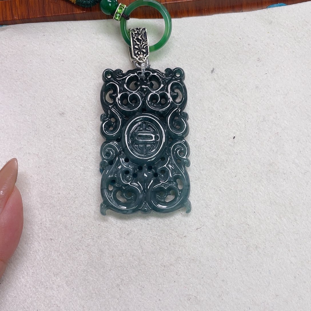 翡翠未镶嵌颈饰雕花牌