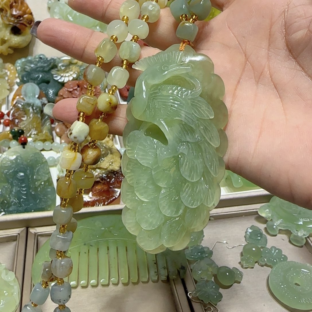 未镶嵌蛇纹石玉吊坠