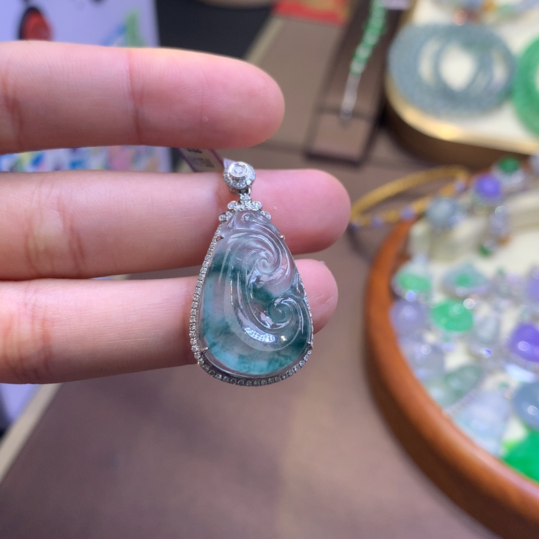 翡翠18K金镶嵌颈饰翡翠