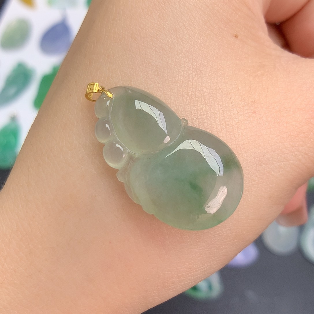 翡翠18K金镶嵌颈饰葫芦