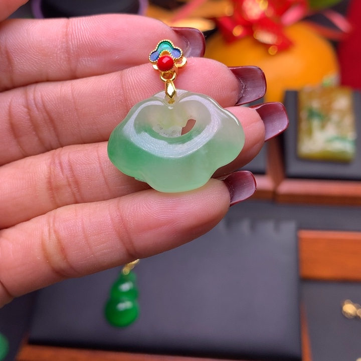 翡翠颈饰未镶嵌吊坠