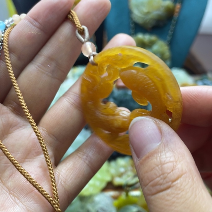 蛇纹石玉未镶嵌颈饰