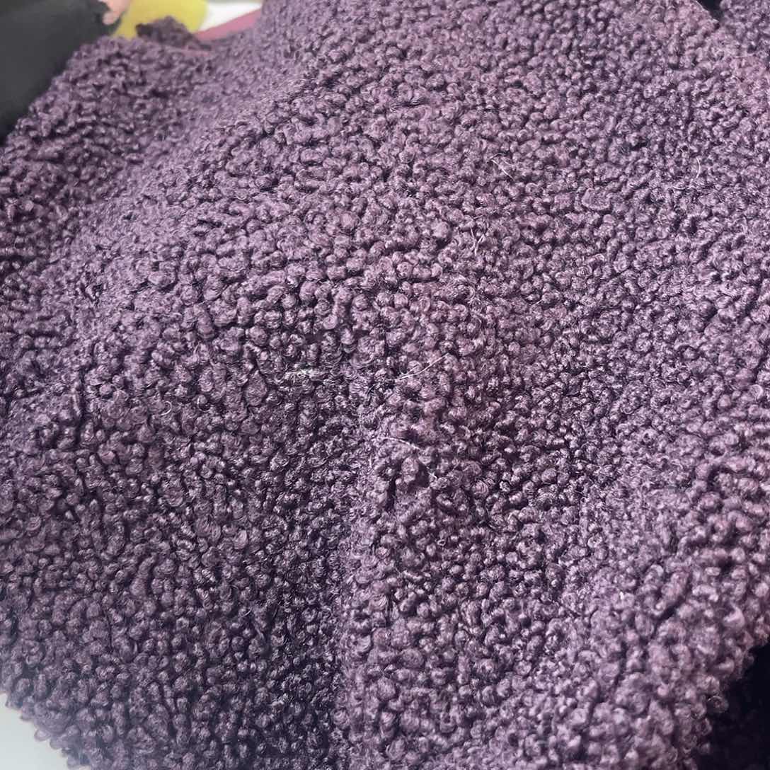 混纺葡萄紫羊羔毛2米。      