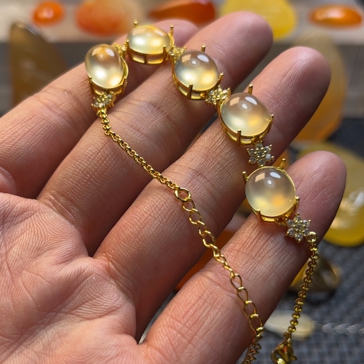 用***8石英质玉未镶嵌旦面