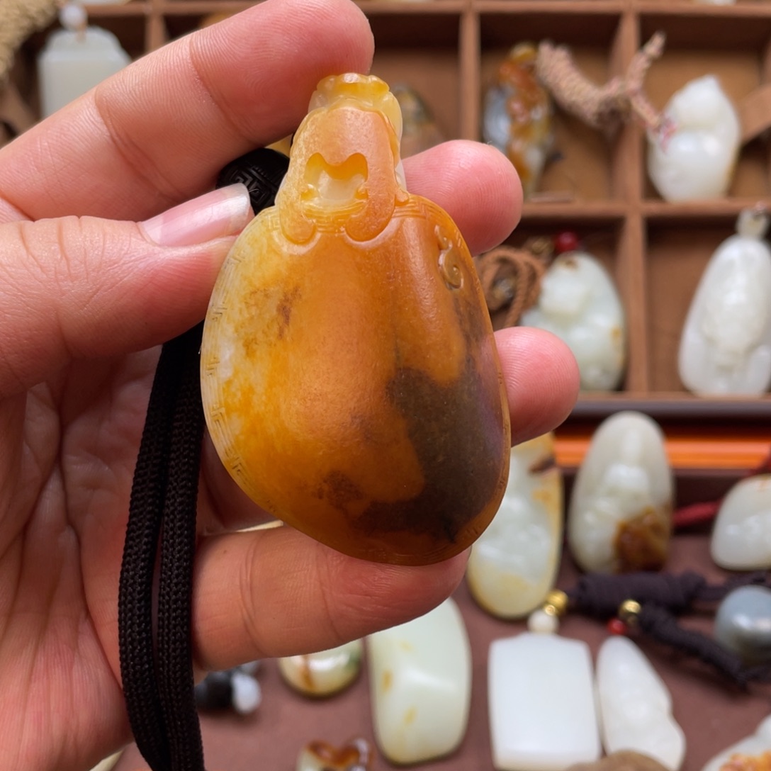 绽***放和田玉未镶嵌挂件