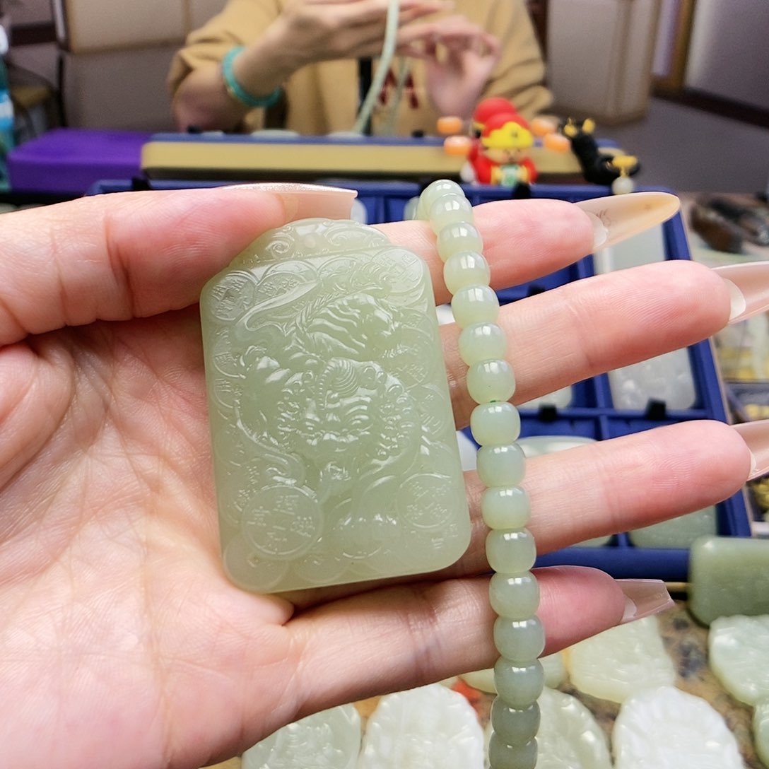 和田玉颈饰未镶嵌红*