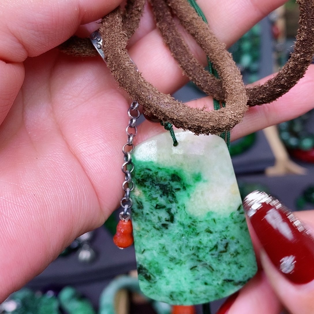 翡翠颈饰未镶嵌漂亮美眉