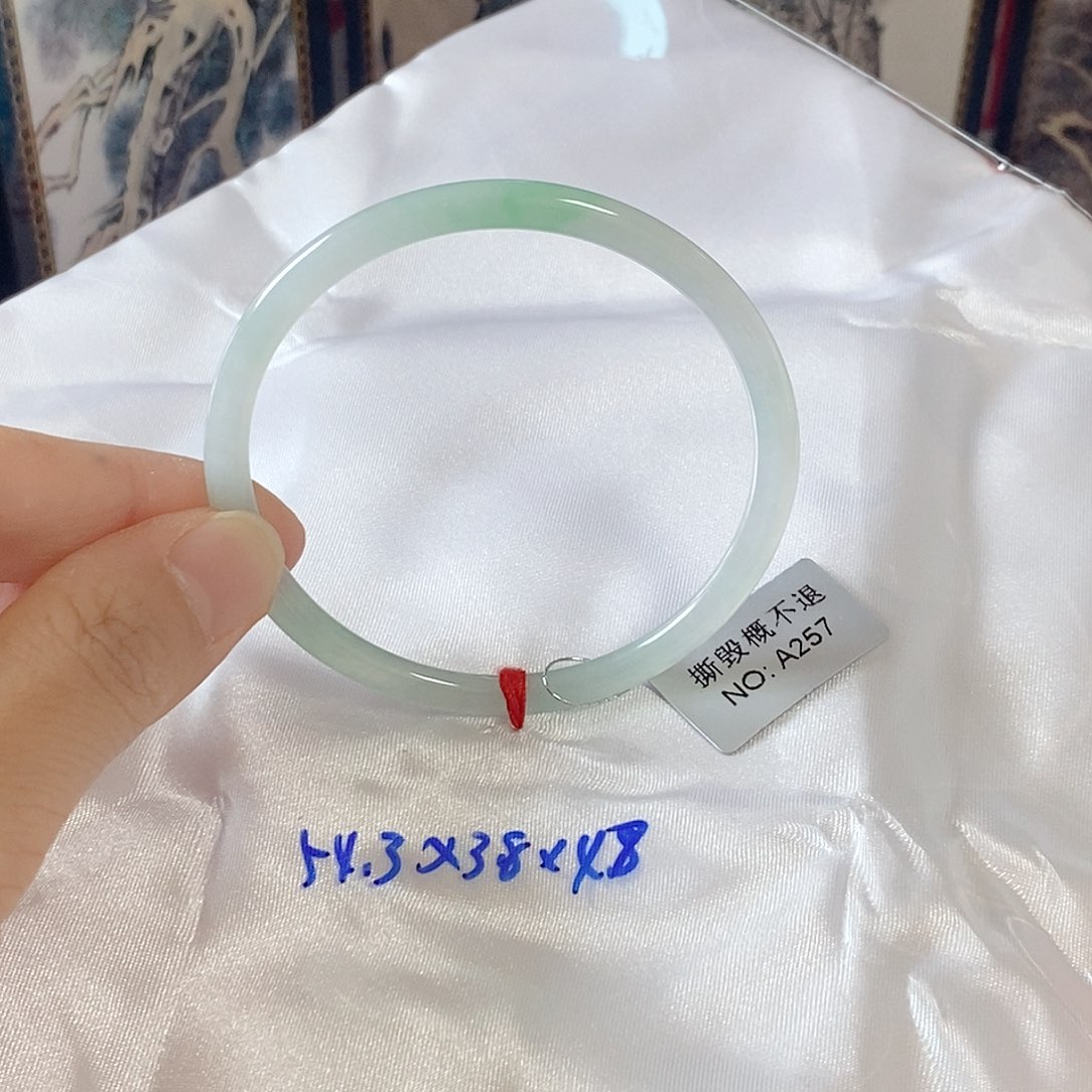 翡翠未镶嵌手镯（圆镯）54.3