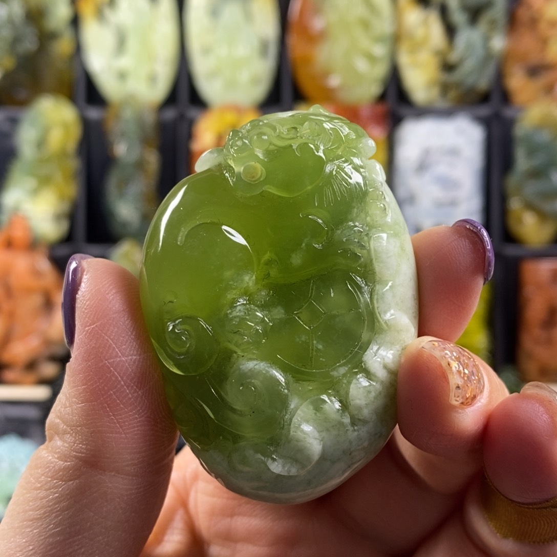 蛇纹石玉颈饰合金
