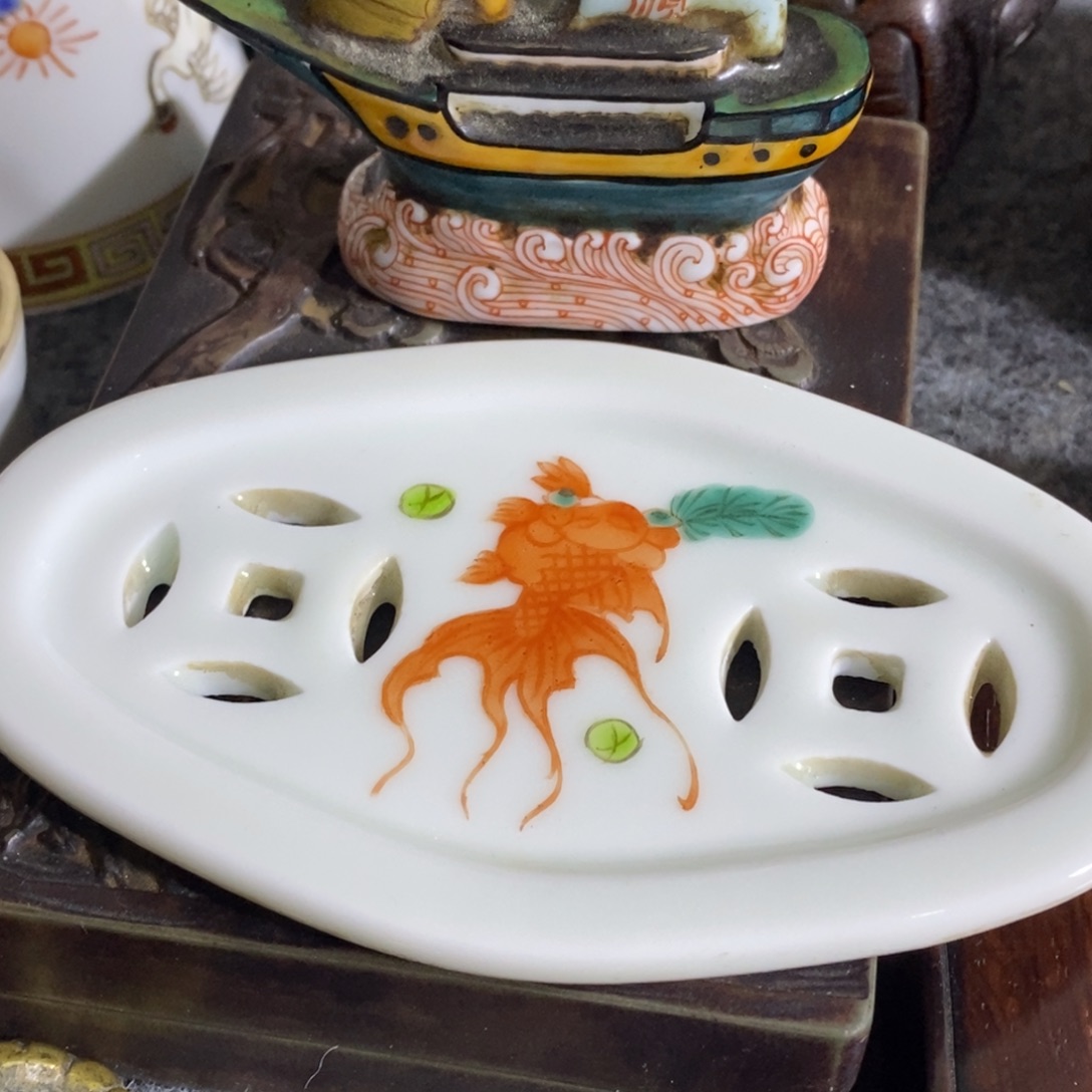 谢****陶瓷摆件等各种工艺