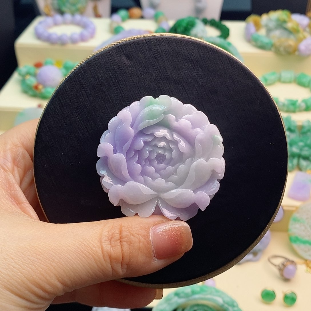 翡翠吊坠(赠链)未镶嵌春彩雕刻牡丹花吊坠
