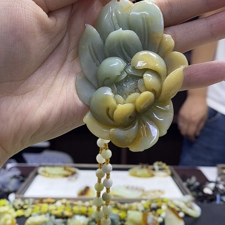 蛇纹石玉未镶嵌颈饰