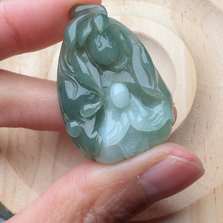 翡翠未镶嵌颈饰莲花悟道