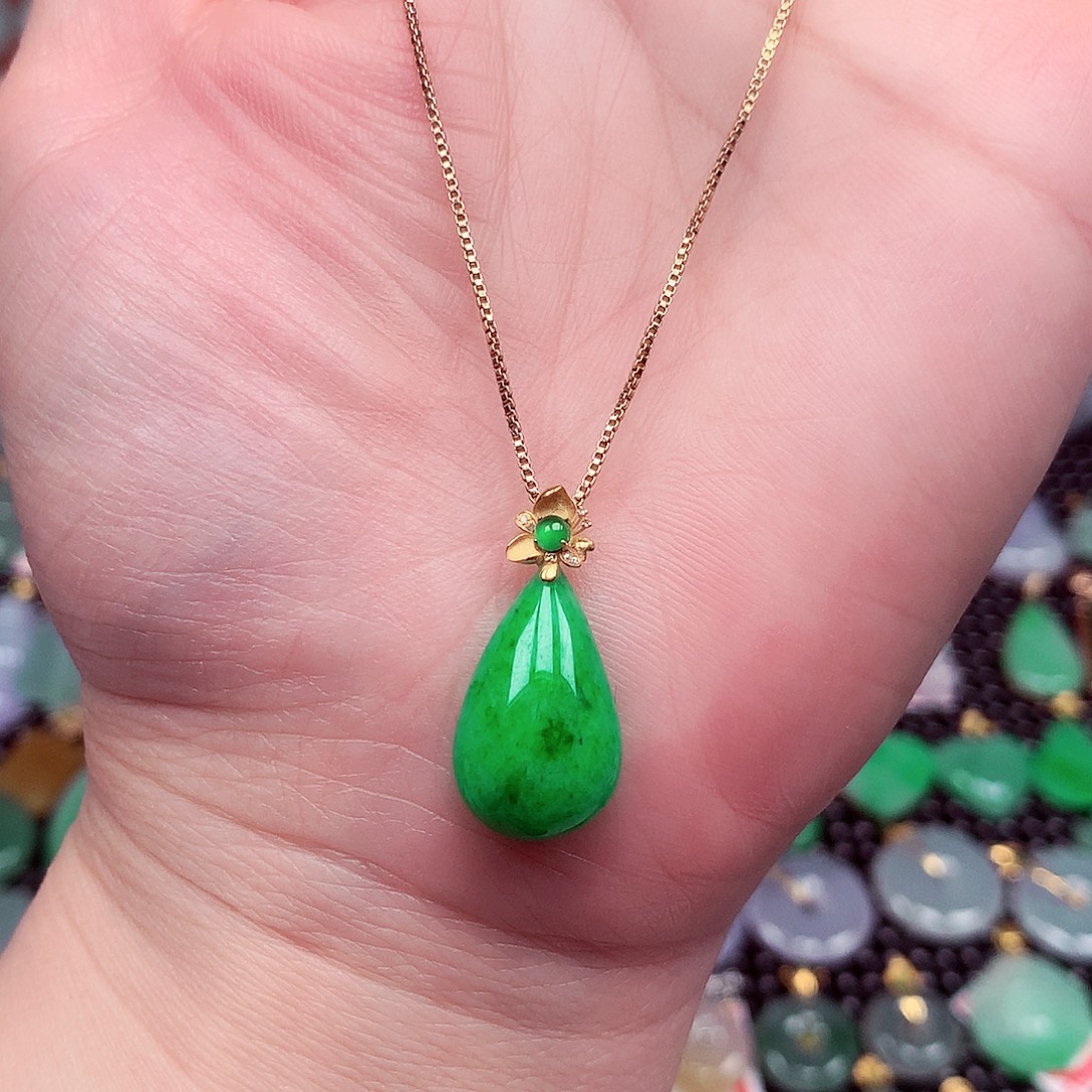 翡翠18K金镶嵌颈饰