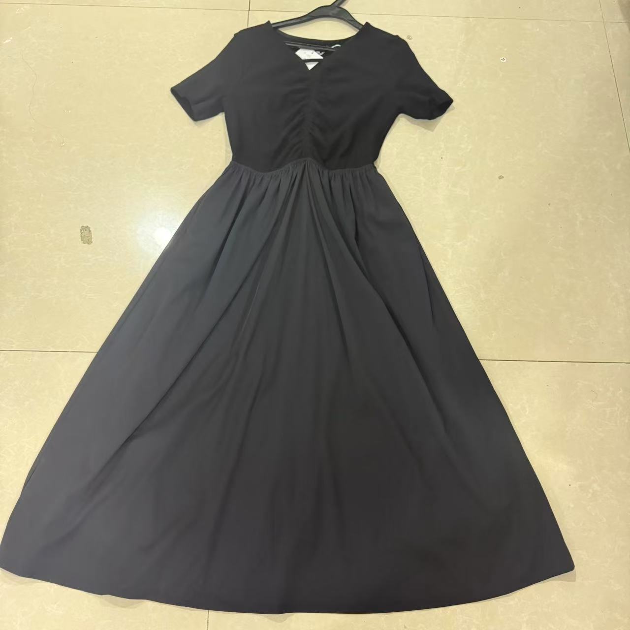 004黑色短袖连衣裙