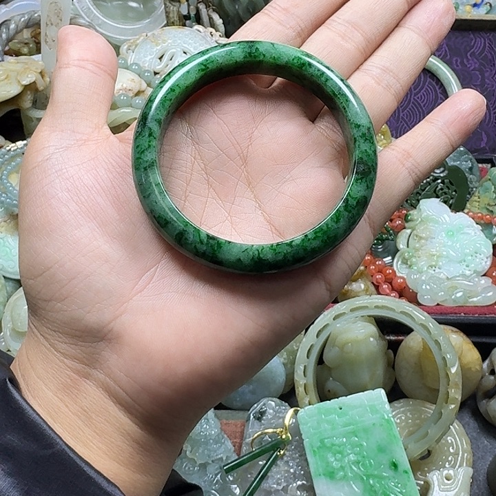 晚***钟翡翠未镶嵌手镯8888888888