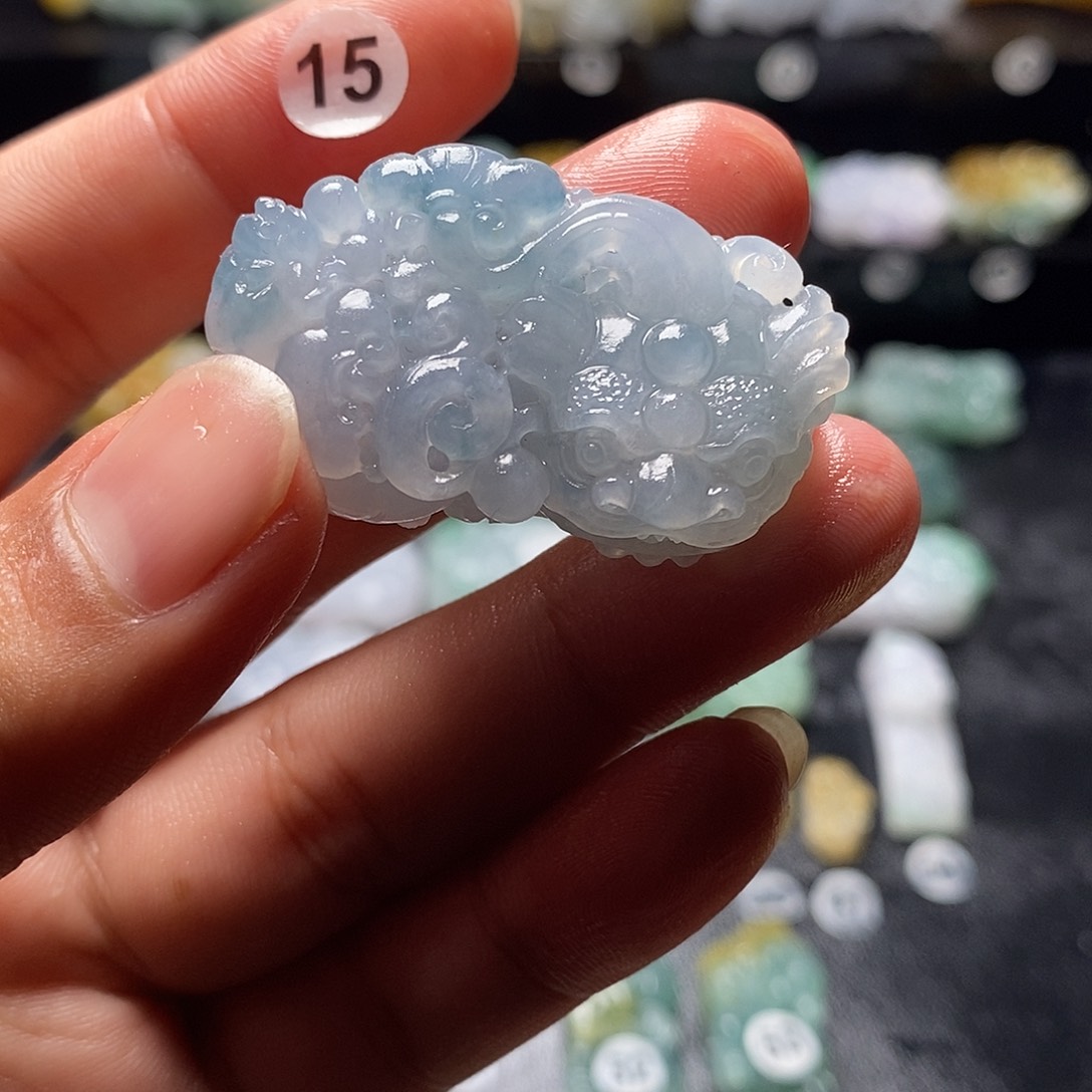 定制翡翠未镶嵌毛货飘花浅蓝底口含珠霸王貔貅