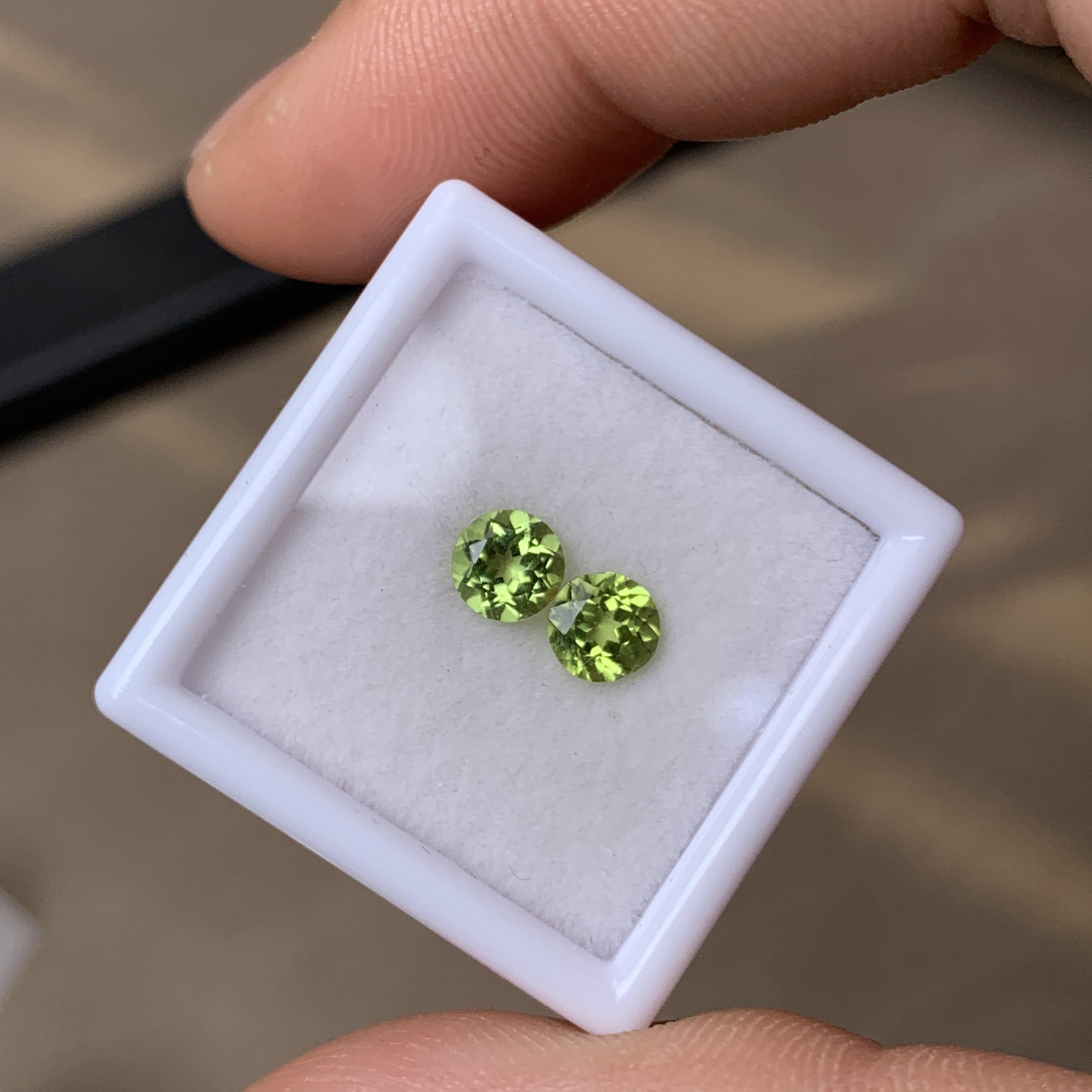 天然橄榄石裸石4MM左右全净体无瑕疵适合配对满火彩